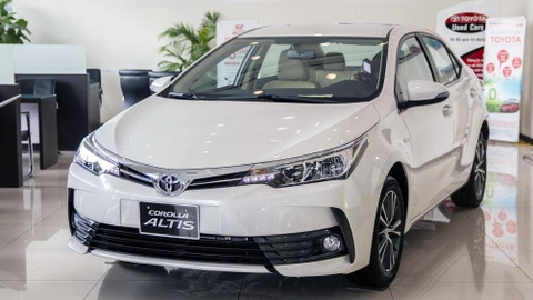 Toyota Corolla Altis màu trắng hợp tuổi Tân Tỵ