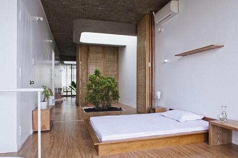 Sử dụng nội thất màu tương phản đen trắng đem lại hiệu ứng bất ngờ cho ngôi nhà phố