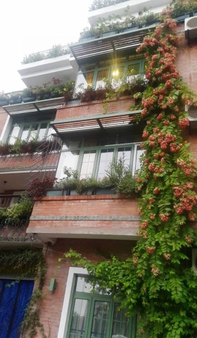 Ngôi nhà rợp sắc hoa ven hồ Tây đẹp như cổ tích của nhà thiết kế áo cưới Lek Chi