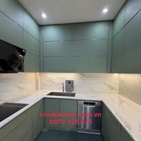 Mẫu tủ bếp inox cánh kính nhám cường lực
