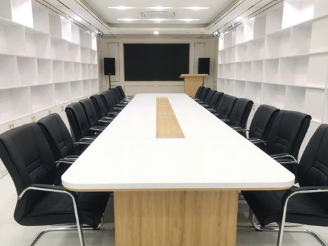 Bàn Họp Chân Gỗ Mặt Trắng LBH002