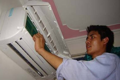 Khốn khổ tìm thợ lắp điều hòa trong cái nắng 40 độ C