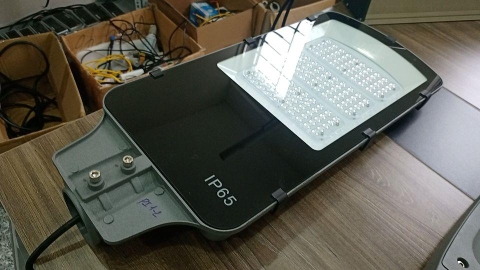Đèn đường LED năng lượng mặt trời công suất 120W Battery 100AH Panel 120W * 2 tấm