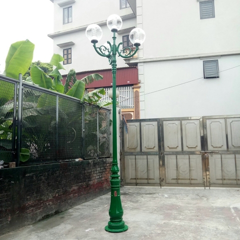 Cột đèn chiếu sáng cảnh quang công viên, biệt thự sân vườn cao 3.5m đế gang đúc DC06 chùm 4 bóng cầu trong có tháp tản nhiệt D300mm led 20w, mã số ZCV-3301 Zalaa