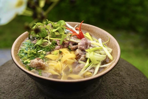 Thưởng thức 1 bát phở Ngô H'mong vào những buổi sáng mát trời!