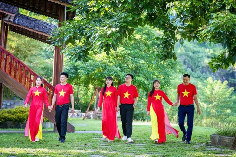 GHÉ H'MONG NGÀY QUỐC KHÁCH NHẬN QUÀ TRI ÂN LIỀN TAY