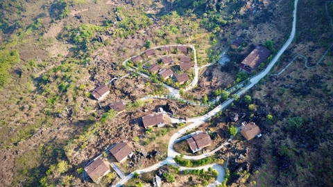 H'MONG VILLAGE NHƯ MỘT BẢN LÀNG CỔ NẰM NÉP MÌNH DƯỚI CHÂN NÚI ĐÁ DI SẢN