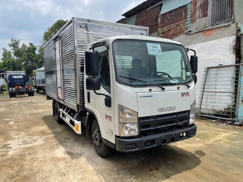 ISUZU QMR 210
