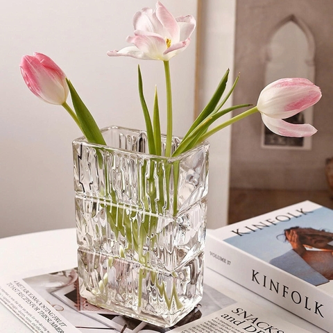 Bình hoa thủy tinh dáng vuông vân sóng KT 9x13,5x20cm GHA913