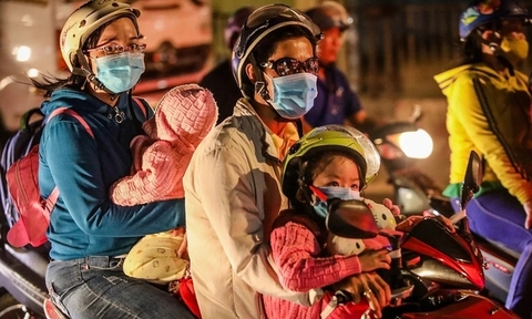 Cha mẹ lo lắng cho tương lai con nhỏ của họ khi chất lượng không khí ngày càng giảm mạnh