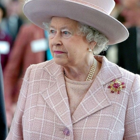 Nữ Hoàng Elizabeth II Băng Hà. Cùng Nhìn Lại Di Sản Thời Trang Của Hoàng Gia Anh