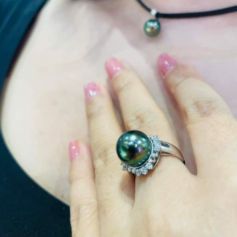 Cách Phối Đồ Cùng Ngọc Trai Theo Màu Sắc Trang Phục