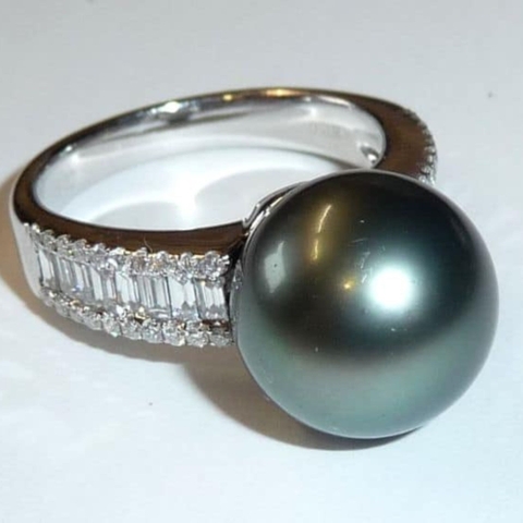 Nhẫn Ngọc Trai Đen Cỡ Lớn Kết Hợp Kim Cương Giác Vuông Và Vàng Trắng