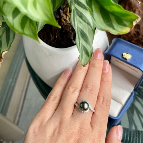 Nhẫn Ngọc Trai Đen Tahiti Xanh Lông Công Vàng 10k Gắn Đá