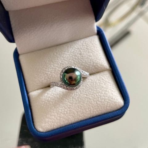 Nhẫn Ngọc Trai Đen Tahiti Xanh Lông Công Vàng 10k Gắn Đá