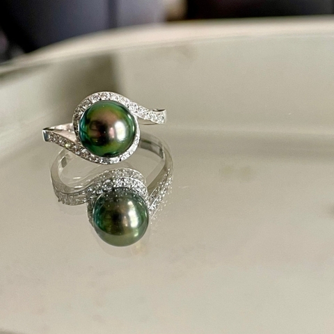 Nhẫn Ngọc Trai Đen Tahiti Xanh Lông Công Vàng 10k Gắn Đá