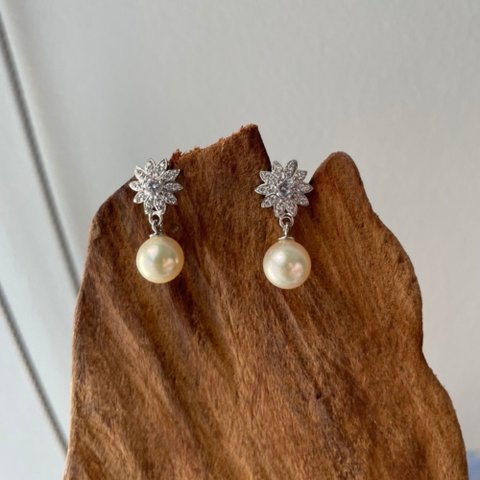 Bông Tai Ngọc Trai Akoya 8mm Màu Trắng Bạc Cùng Móc Vàng Trắng 10k Gắn Kim