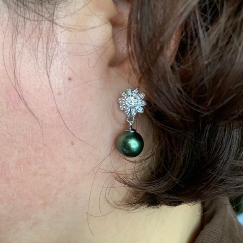 Bông Tai Ngọc Trai Tahiti Ánh Xanh Lông Công 10mm Cùng Móc Vàng 10k