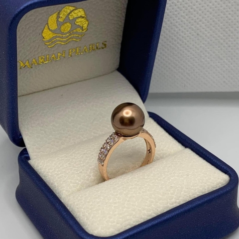 Nhẫn Ngọc Trai Đen Tahiti Ánh Nâu Hồng 11mm Cùng Ổ Vàng Hồng 10k Gắn Đá