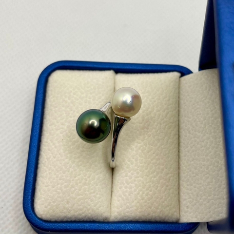 Nhẫn Anh Và Em Ngọc Trai Tahiti Xanh Lông Công 9.5mm Và Ngọc Trai Akoya Trắng 8mm