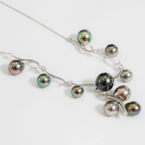 Vòng Cổ Ngọc Trai Tahiti Đa Sắc Gồm 10 Viên Ngọc Trai Đen Tahiti  8-12mm Cùng Khung Vàng Gắn Đá