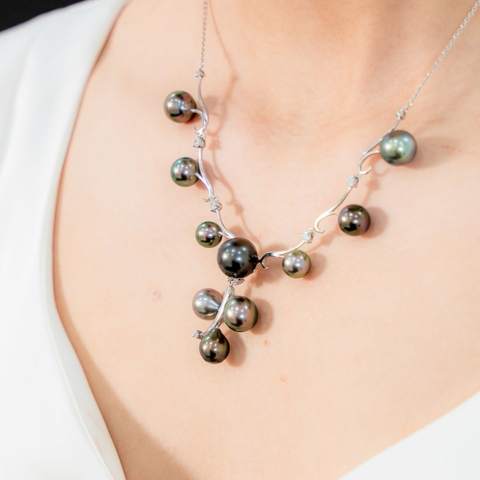 Vòng Cổ Ngọc Trai Tahiti Đa Sắc Gồm 10 Viên Ngọc Trai Đen Tahiti  8-12mm Cùng Khung Vàng Gắn Đá