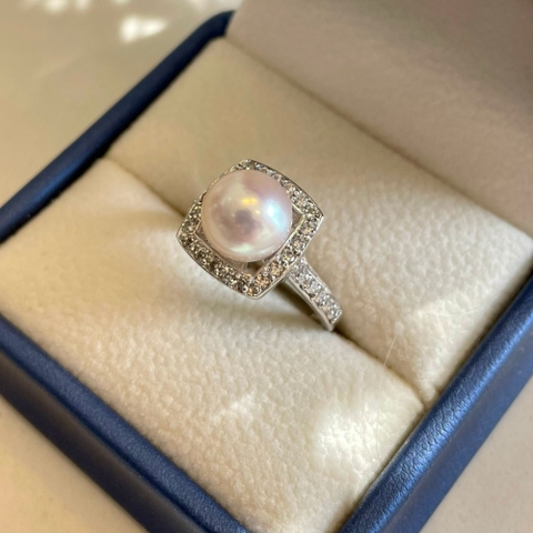 Nhẫn Ngọc Trai Akoya 8.5mm Ánh Hồng Anh Đào Cùng Ổ Nhẫn Vàng Trắng 10k Viền Đá