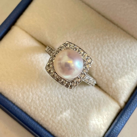 Nhẫn Ngọc Trai Akoya 8.5mm Ánh Hồng Anh Đào Cùng Ổ Nhẫn Vàng Trắng 10k Viền Đá