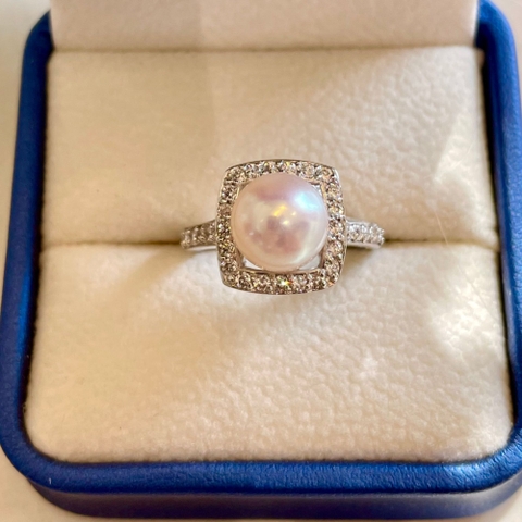 Nhẫn Ngọc Trai Akoya 8.5mm Ánh Hồng Anh Đào Cùng Ổ Nhẫn Vàng Trắng 10k Viền Đá