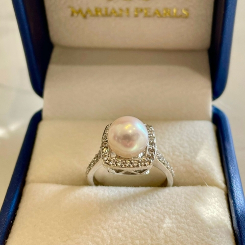 Nhẫn Ngọc Trai Akoya 8.5mm Ánh Hồng Anh Đào Cùng Ổ Nhẫn Vàng Trắng 10k Viền Đá