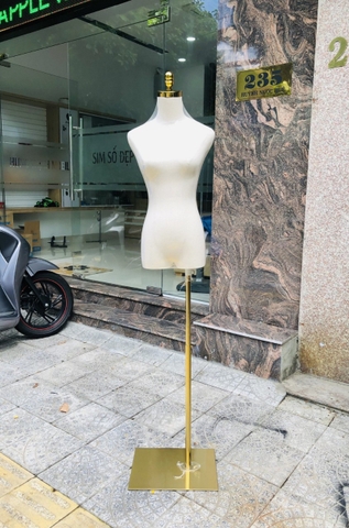 Manocanh nữ không tay chóp vàng chân vuông vàng