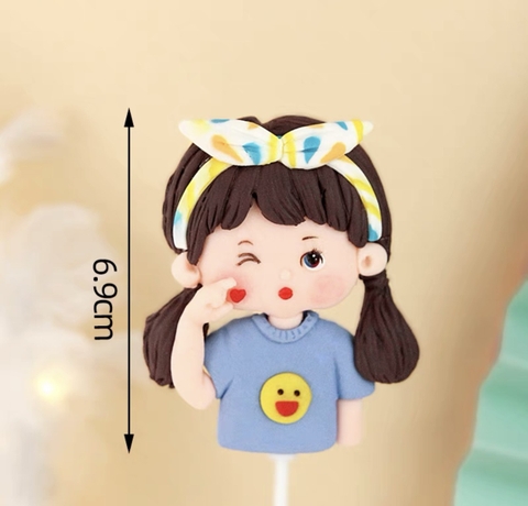 Tượng bé gái áo xanh mặt cười (silicon).
