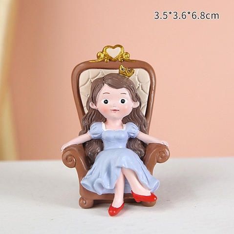 Tượng quý bà giày đỏ váy xanh ngồi ghế (nhựa).