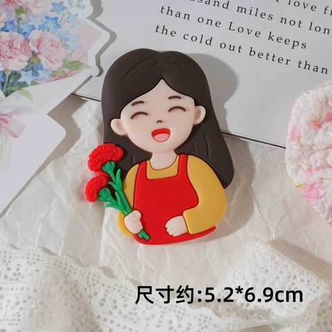 Tượng nhựa dẻo - Mẹ áo đỏ ôm hoa màu đỏ.