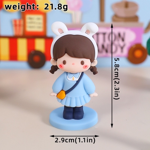 Tượng nhựa đẹp - bé gái váy xanh đội mũ tai thỏ, đeo túi chéo.