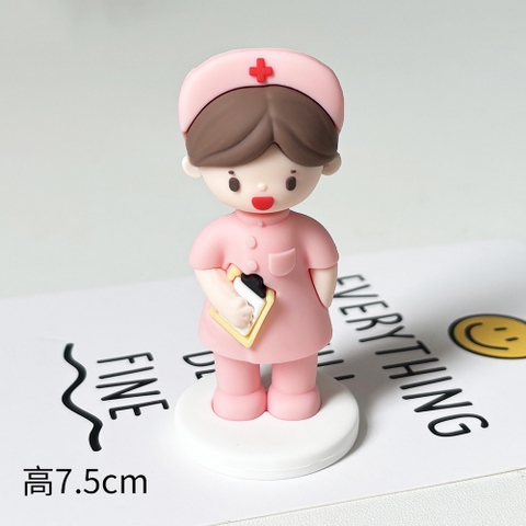 Tượng silicon - bác sĩ NỮ áo hồng.