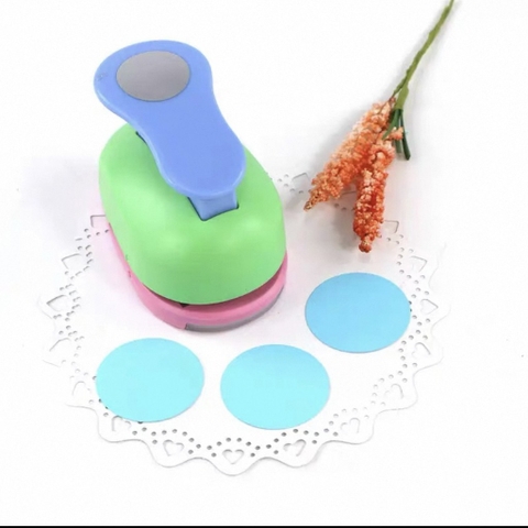 Dụng cụ cắt (bấm lỗ) giấy hình tròn đường kính 5cm.