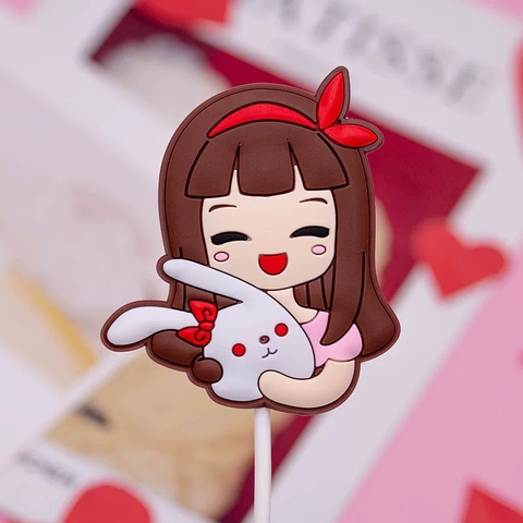 Tượng nhựa dẻo-bé gái cài nơ đỏ ôm thỏ trắng.