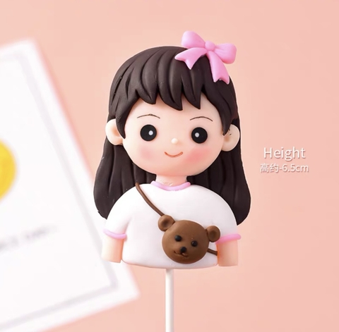 Tượng silicon cô bé áo trắng đeo túi chéo nâu.