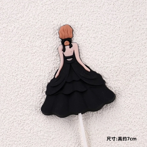 Tượng nhựa dẻo -cô gái váy dài màu ĐEN.