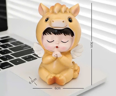 Tượng sứ -bé NGỰA vàng (Tay chống cằm).