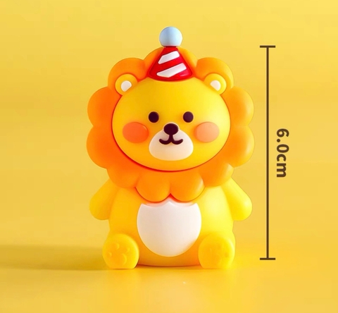 Tượng sư tử đội mũ (nhựa).