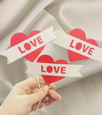 Set giấy 3 cây cắm trái tim đỏ gắn chữ love.