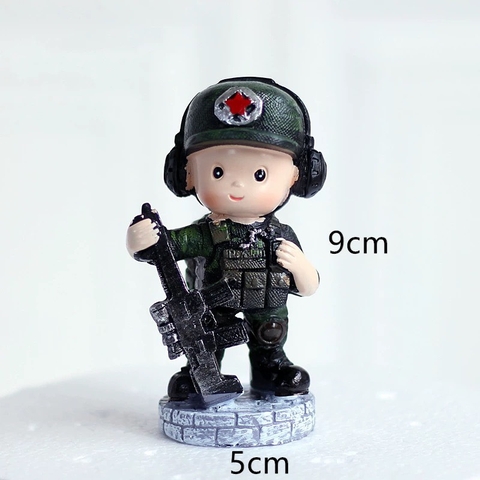 Tượng sứ - em bé bộ đội (dựng súng).