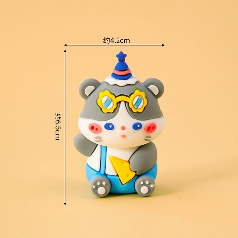 Tượng silicon - chuột đội mũ.