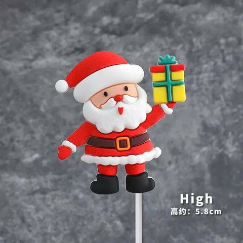 Tượng nhựa dẻo-Ông già noel đeo giày đen, tay cầm hộp quà.