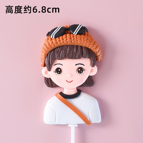 Tượng silicon cô gái áo trắng đội mũ đeo túi