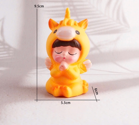 Tượng nhựa mềm -Ngựa vàng tay chống cằm.