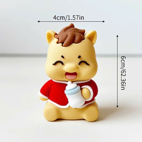 Tượng silicon - bé ngựa áo đỏ cầm bình sữa màu XANH.