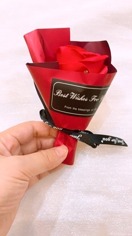 Bó hoa hồng đỏ (chữ đen).